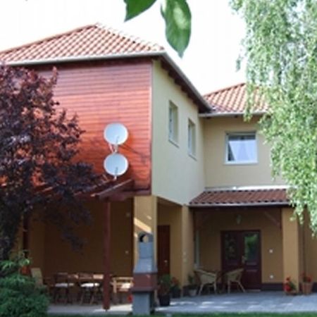 Ilona Apartmanhaz Komárom Exterior foto