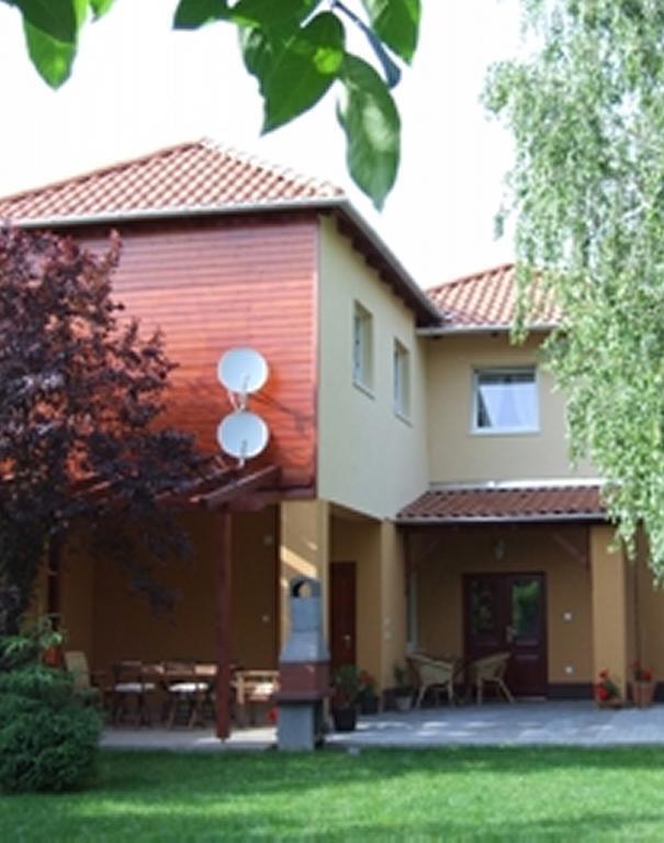 Ilona Apartmanhaz Komárom Exterior foto