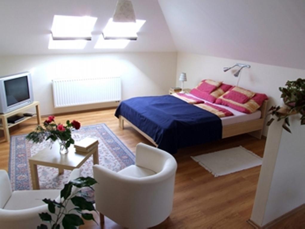 Ilona Apartmanhaz Komárom Zimmer foto